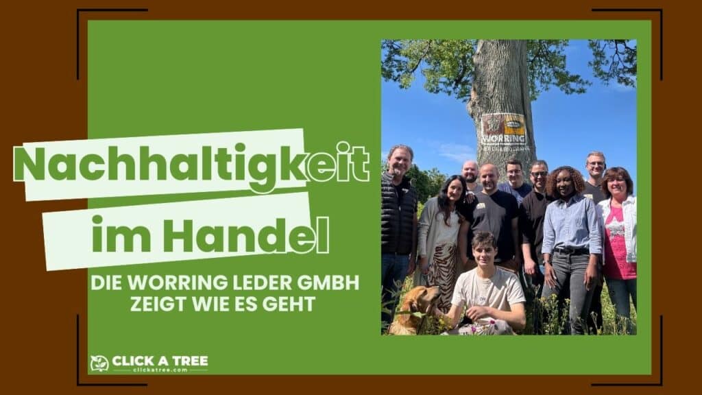 Gruppe von Mitarbeitenden der Worring Leder GmbH steht lächelnd vor einem großen Baum an einem sonnigen Tag, repräsentiert Nachhaltigkeit im Handel. Über dem Bild steht der Text 'Nachhaltigkeit im Handel - Die Worring Leder GmbH zeigt wie es geht', zusammen mit dem Logo von Click A Tree