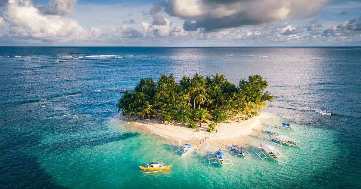 Weiße Strände und kristallklares Wasser auf einer Philippinen-Insel