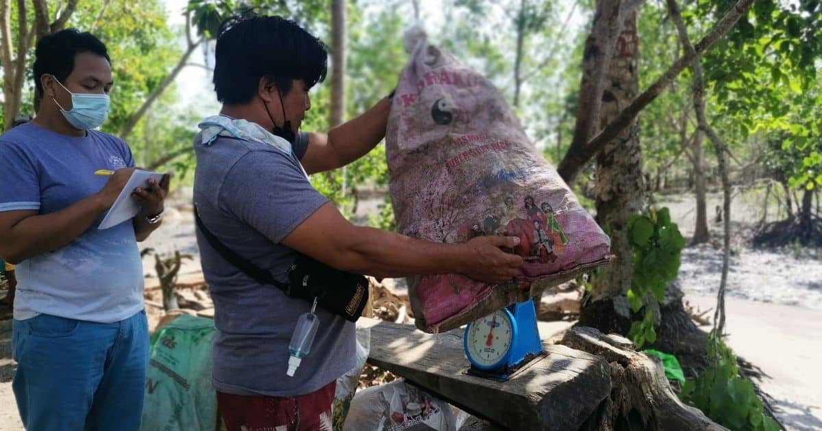 Meeresplastik sammeln auf den Philippinen Sammeln und Wiegen